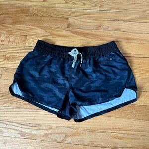 Vuori Clementine Shorts 4” Black Camo Size Large